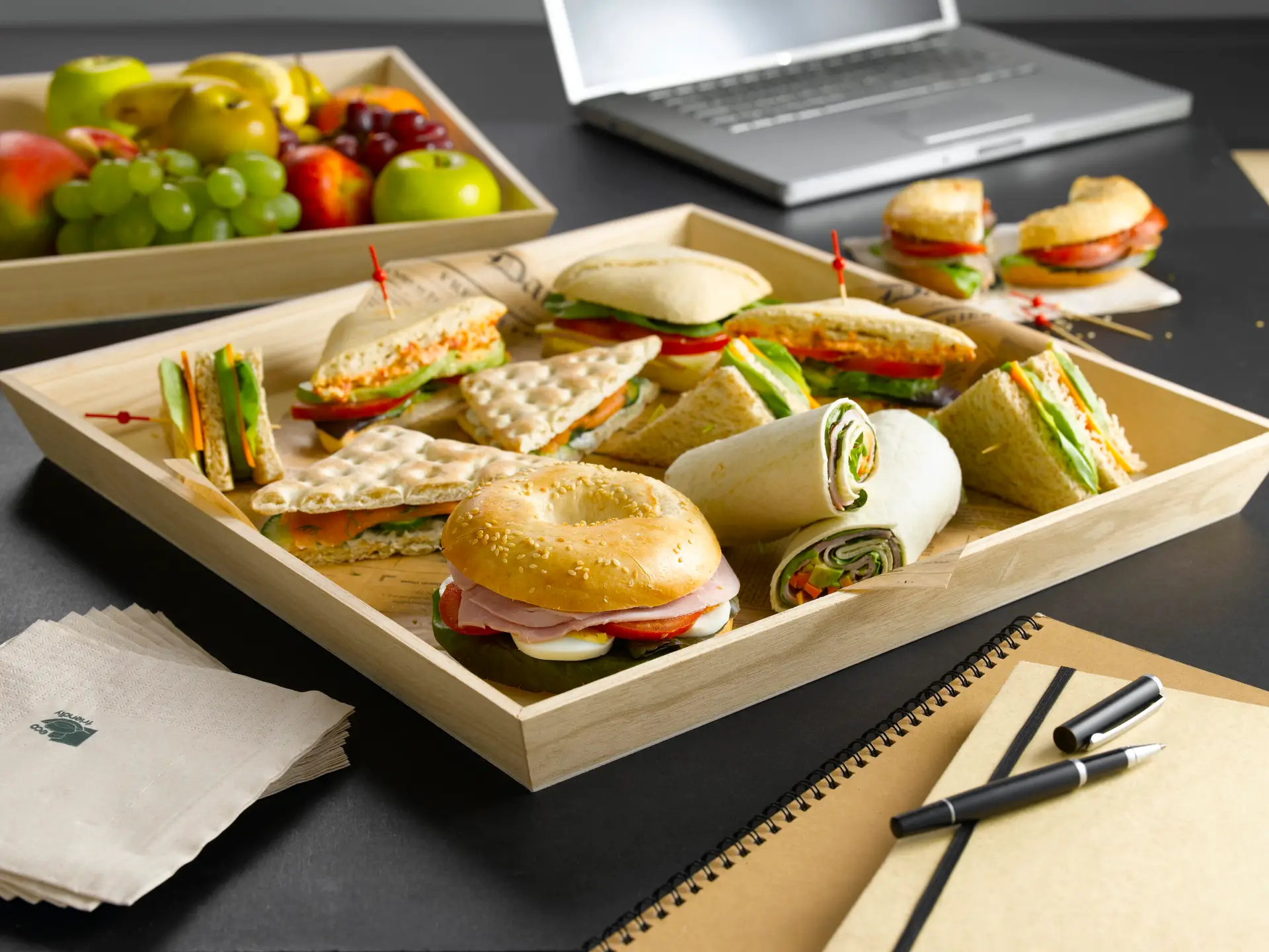 Plateau repas : wraps, donuts salés et sandwichs triangle