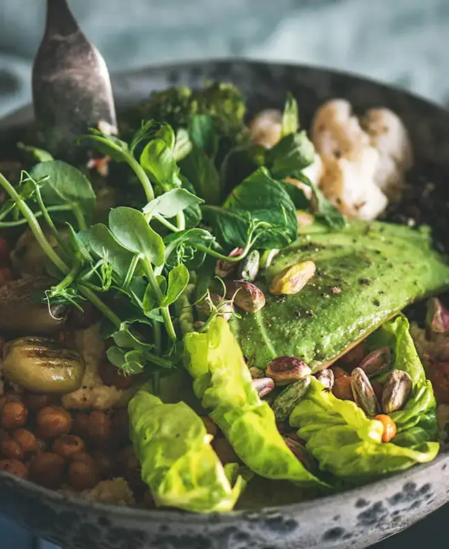 Salade composée verte avec pistaches, pois chiches et chou-fleur